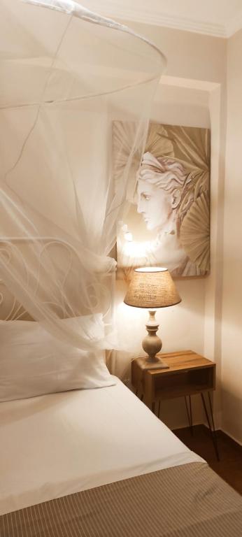 una camera con letto bianco e lampada di Persefoni 's hause 1 a Nea Kalikratia