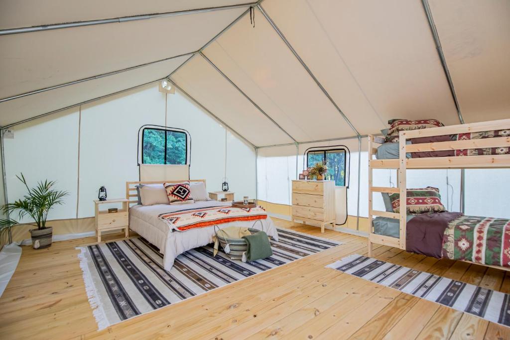 Postel nebo postele na pokoji v ubytování Roaring River Luxury Glamping #4