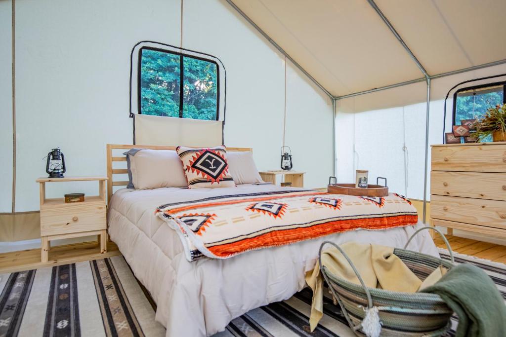 Postel nebo postele na pokoji v ubytování Roaring River Luxury Glamping #4