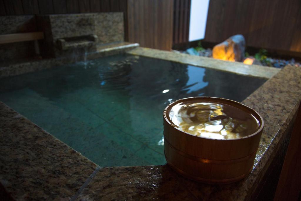 Hotel Yuraku Kyo-yasakaの敷地内または近くにあるプール