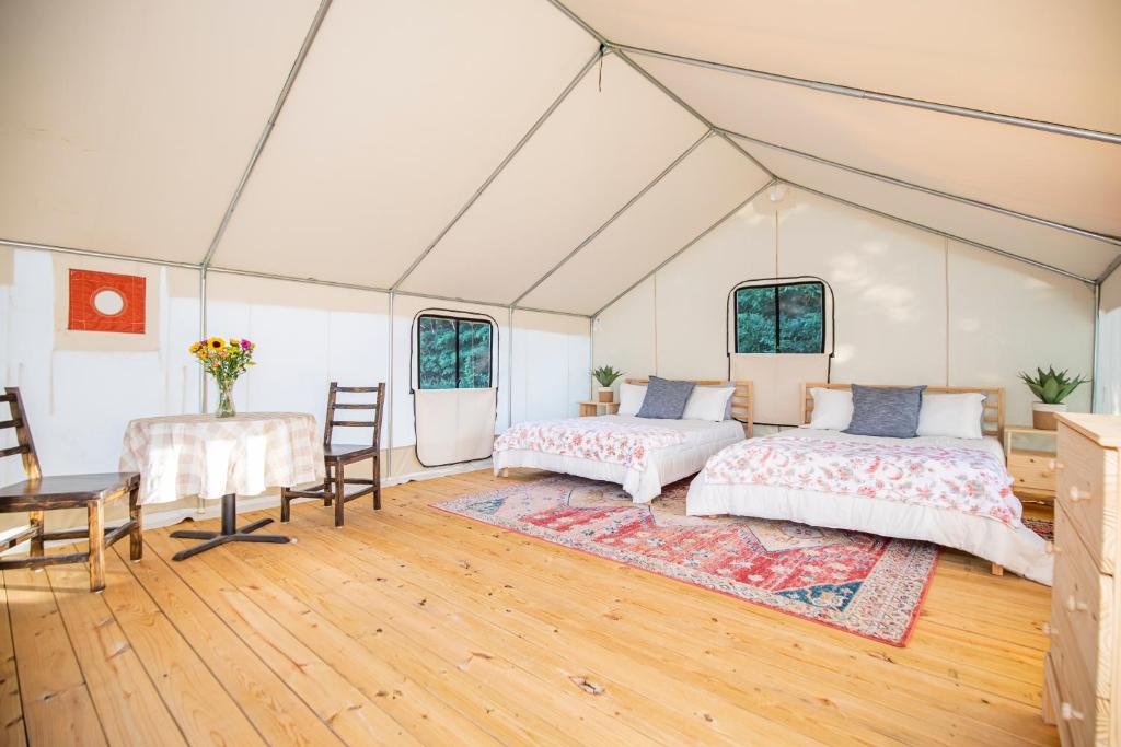 Postel nebo postele na pokoji v ubytování Roaring River Luxury Glamping #5