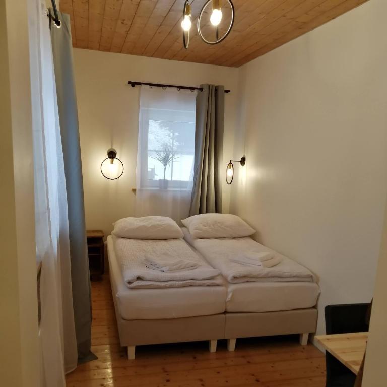 Postel nebo postele na pokoji v ubytování Na Wyraju