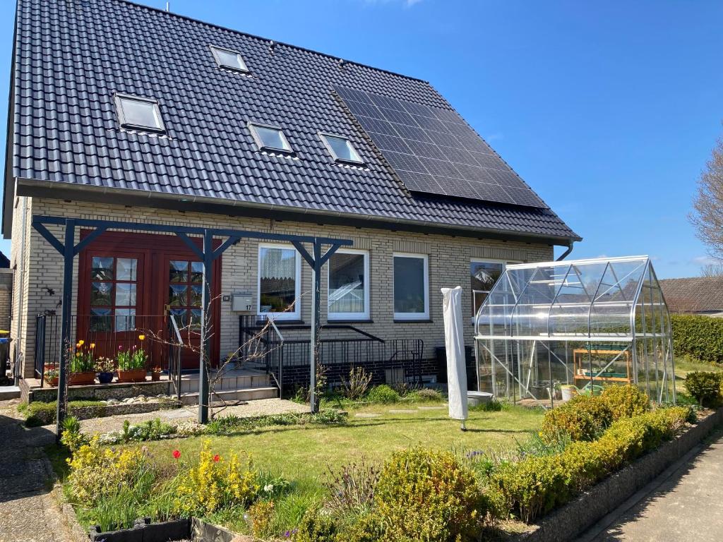 a house with solar panels on the roof at Ferienwohnung im Nierott in Gettorf