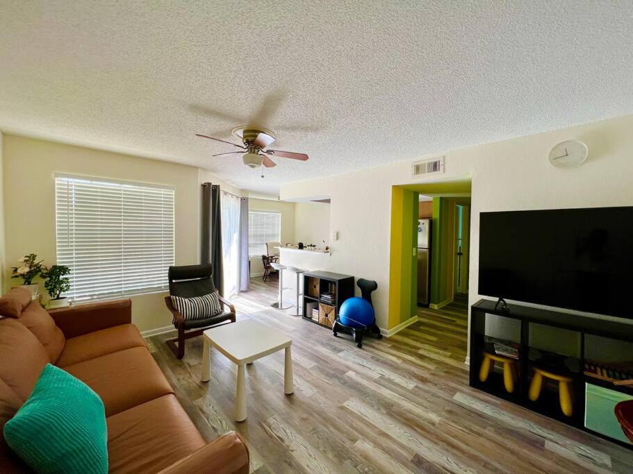 Il comprend un salon doté d'un canapé et d'une télévision à écran plat. dans l'établissement Entire Renovated 1BR Condo Close to All Parks, à Orlando