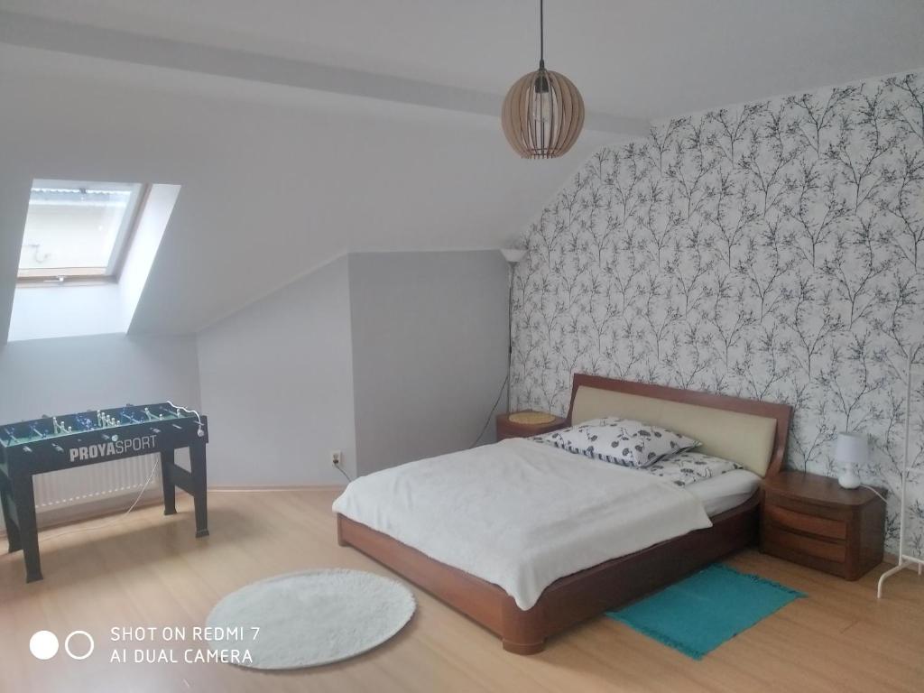 een kleine slaapkamer met een bed en een bureau bij Apartament przy Słonecznej in Szczyrk