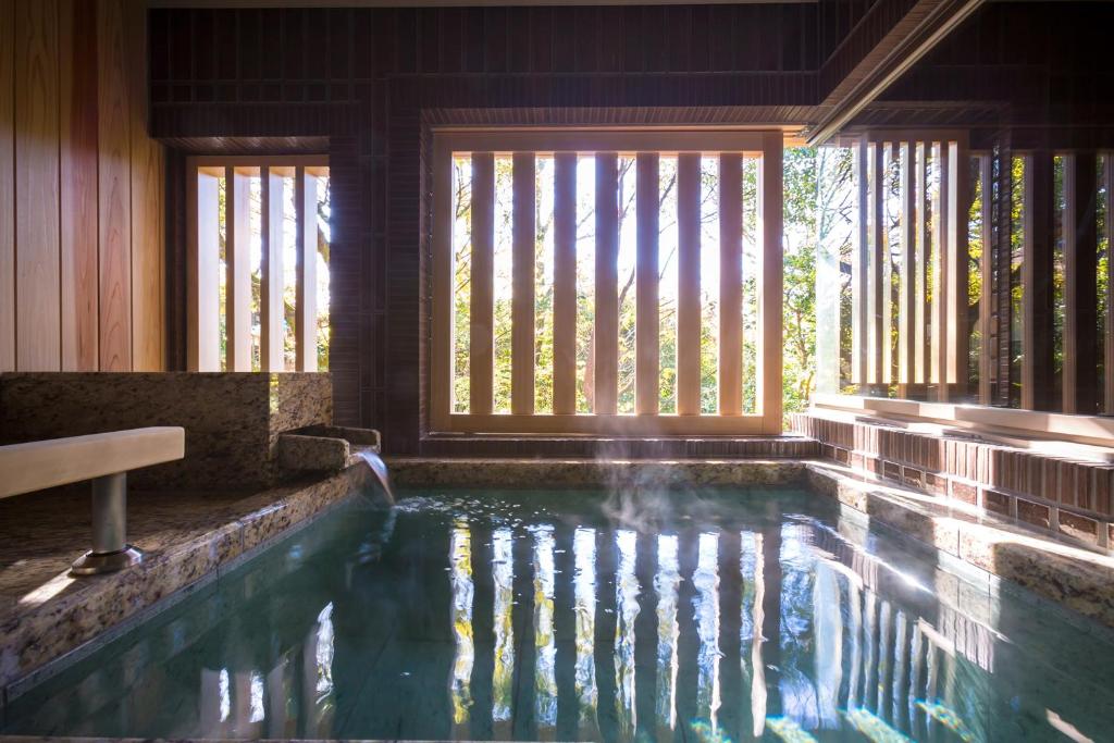 京都市にあるHotel Yuraku Kyo-yasakaの窓のある家の中のスイミングプール