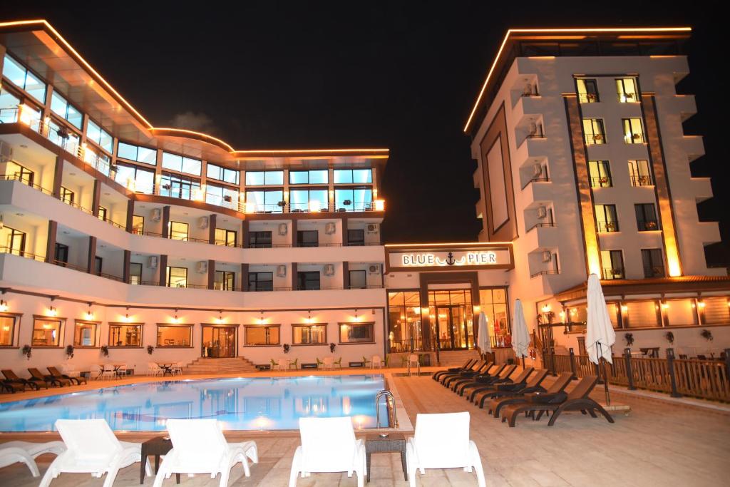 un hotel con piscina frente a un edificio en Blue Pier Hotel en Kocaeli