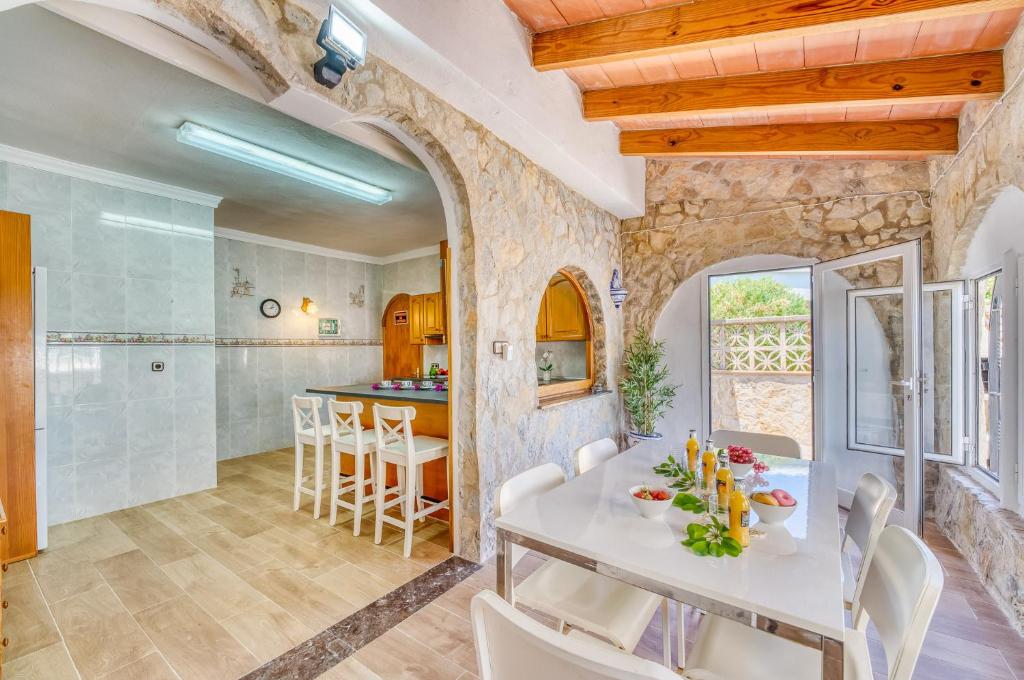 Kuchyňa alebo kuchynka v ubytovaní Ideal Property Mallorca - Villa Xisco
