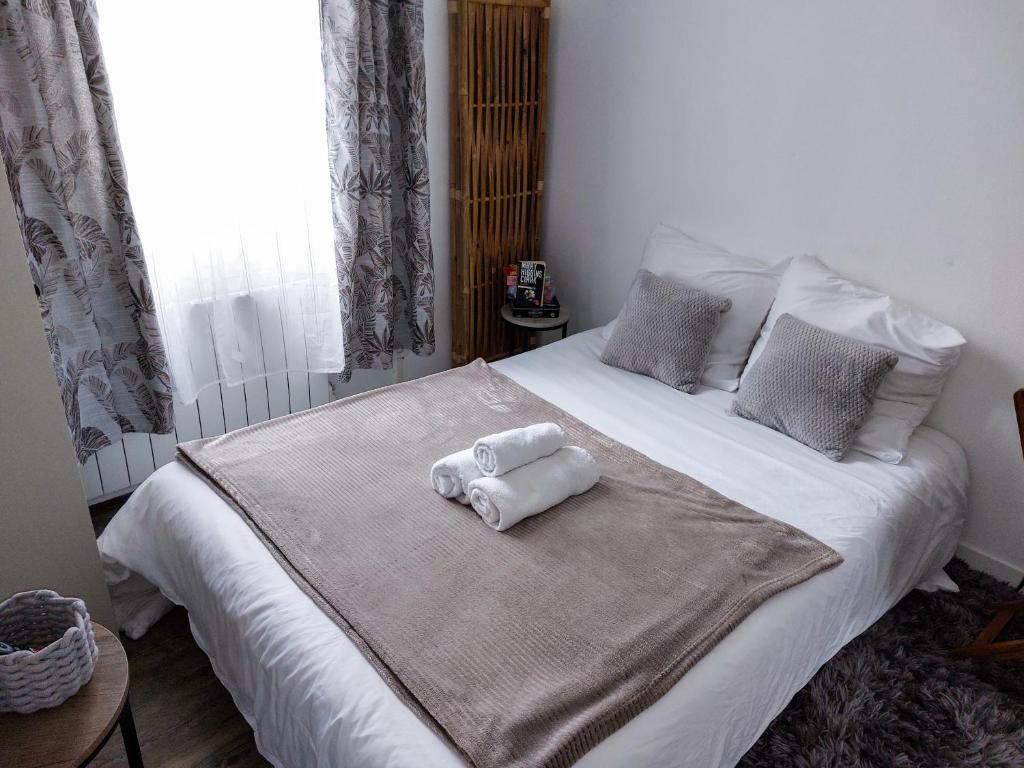 Postel nebo postele na pokoji v ubytování Le Namasté - Petit Déjeuner, Netflix, Jacuzzi