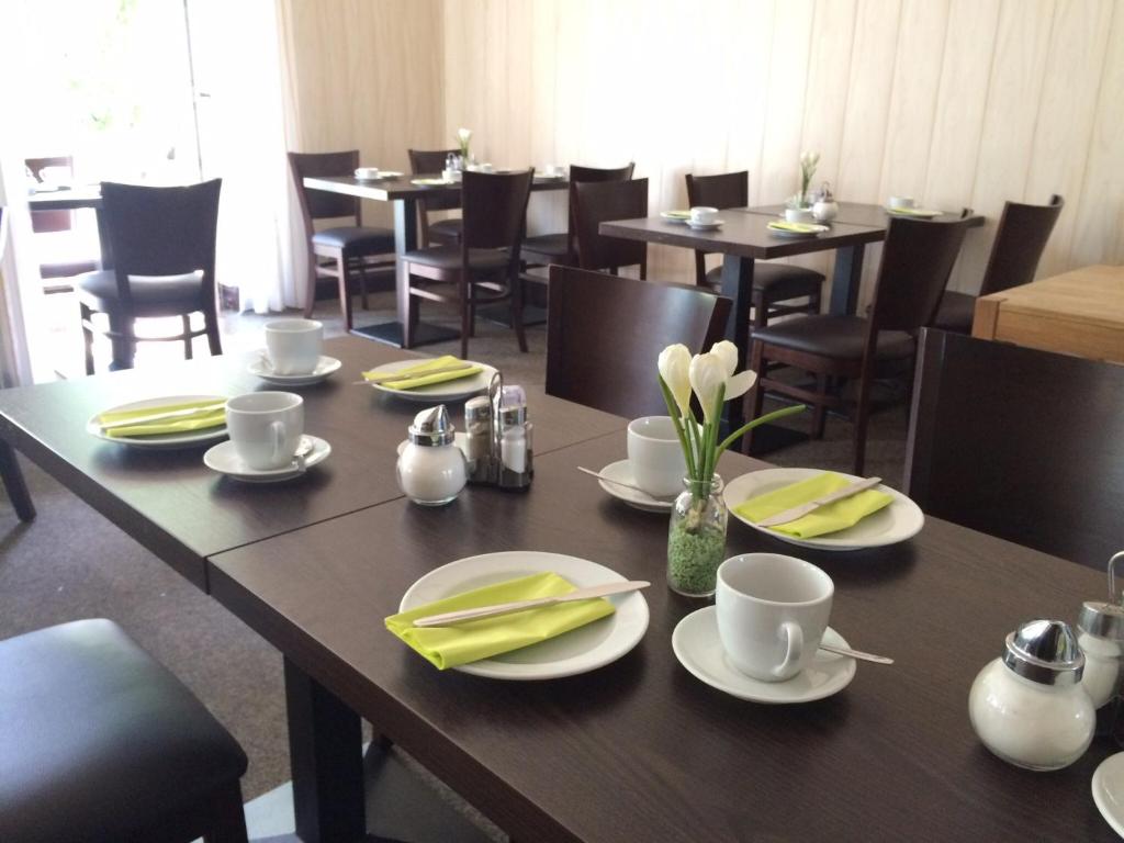 Ein Restaurant oder anderes Speiselokal in der Unterkunft Hotel Imperial 