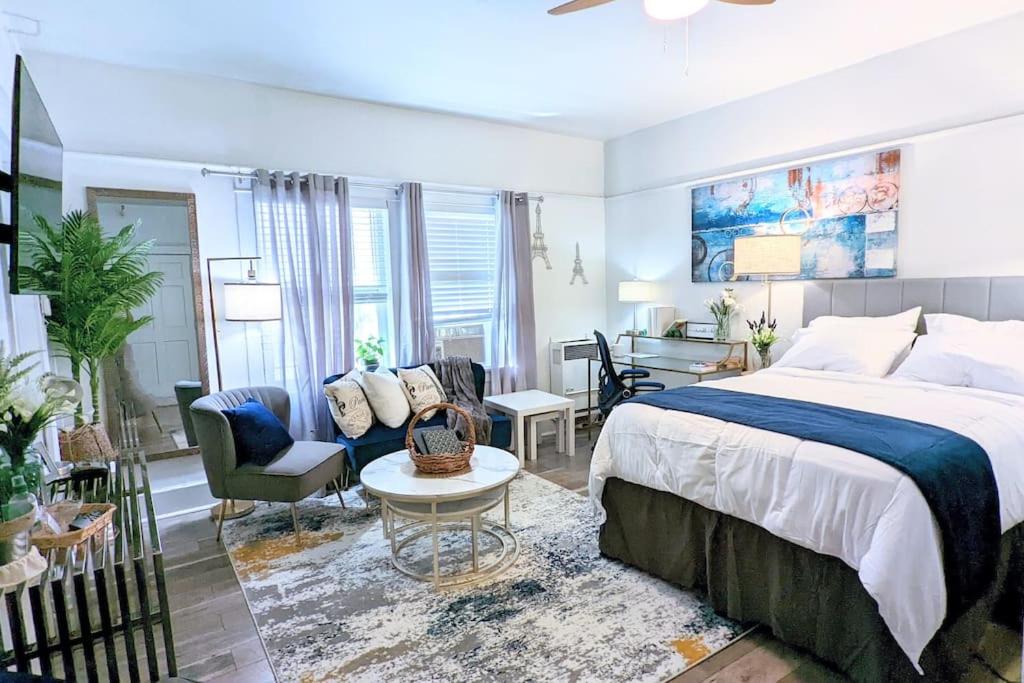 um quarto com uma cama e uma sala de estar em Metro Paris - 3 Day Minimum - Secluded Studio near the Long Beach Harbor em Long Beach