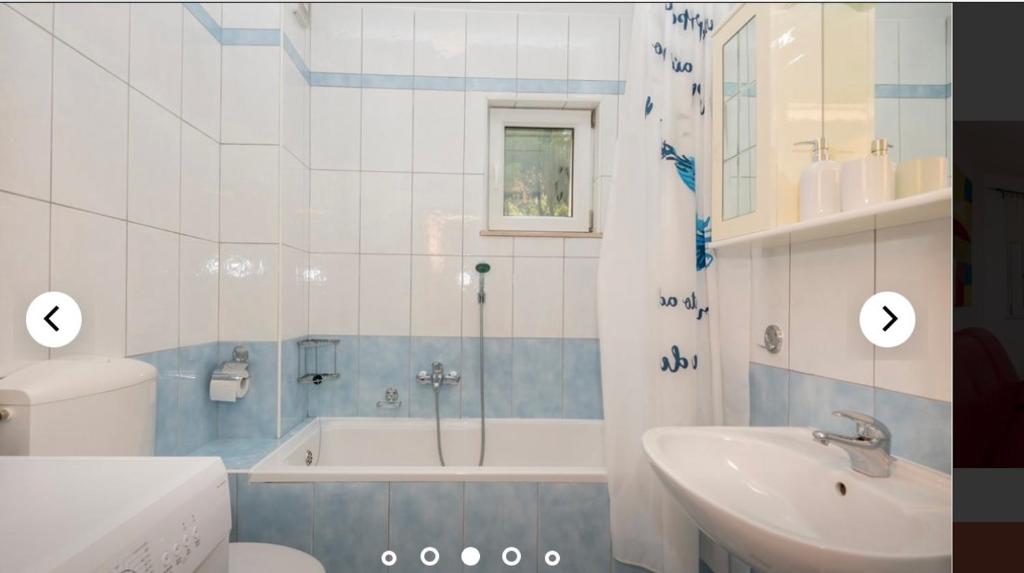 y baño con aseo, bañera y lavamanos. en M5 en Promajna