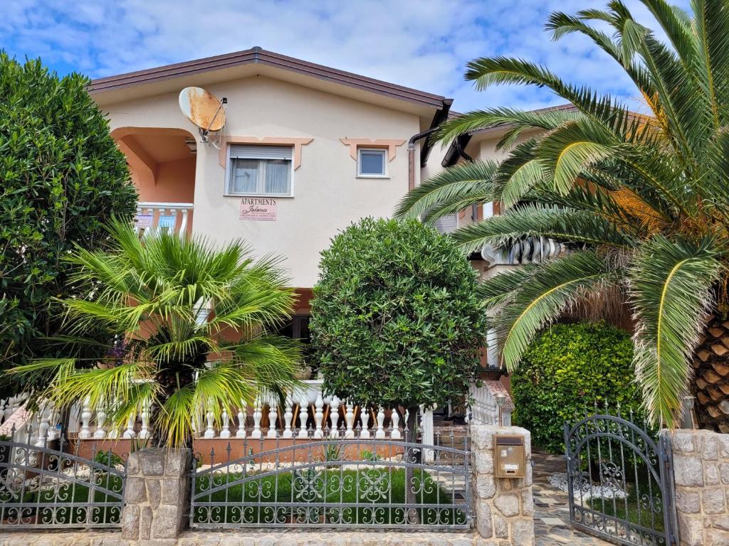 Vonkajšia záhrada v ubytovaní Apartment Jelena Vir