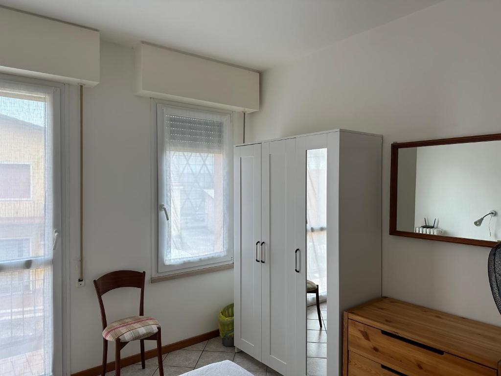 維洛納的住宿－Casa Bauli，一间设有橱柜、镜子和椅子的房间