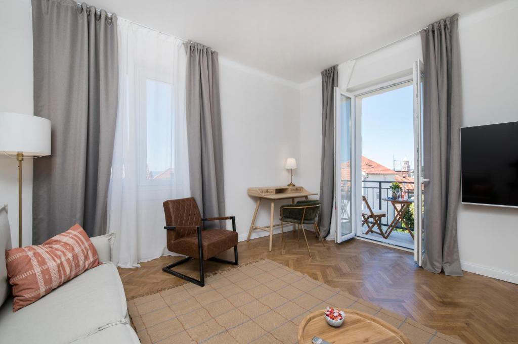 ein Wohnzimmer mit einem Sofa und einem Tisch in der Unterkunft Luxury Apartments Bella - Split Centre w Free Parking in Split