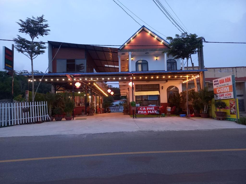 ein Gebäude mit Lichtern an der Straßenseite in der Unterkunft Nhà Nghỉ Blue Sapphire - hotel in Xuyên Mộc