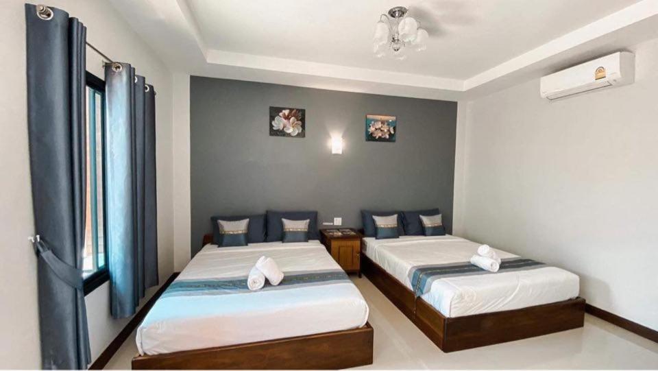 Habitación con 2 camas en una habitación en พูลสวัสดิ์ รีสอร์ท อ่าวมะนาว, en Changwat Prachuap Khiri Khan