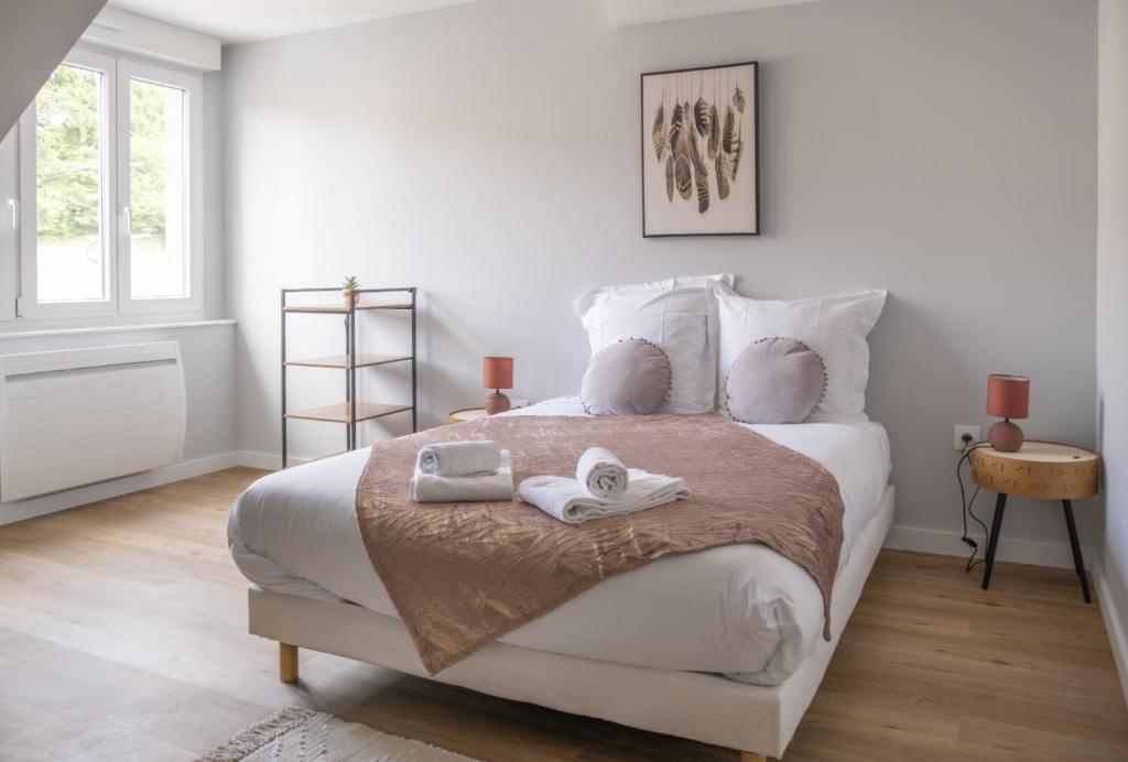 - une chambre blanche dotée d'un grand lit avec des chaussures dans l'établissement Nouveau - L'indiana - Jardin partagé, barbecue, à Diemeringen