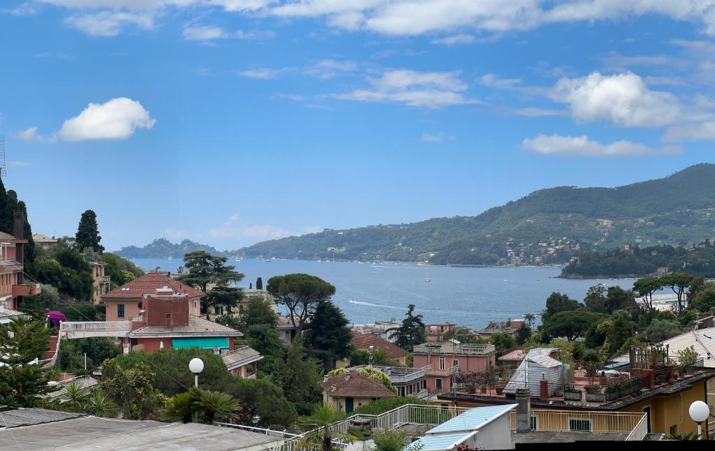 Zdjęcie z galerii obiektu VAL DI SOLE 19-III piano- VISTA MARE- VISTA COLLINA-WIFI 100MG-ARIA CONDIZIONATA IN TUTTE LE STANZE -L'APPARTAMENTO E' STATO COMPLETAMENTE RINNOVATO NEL 2023 w Rapallo