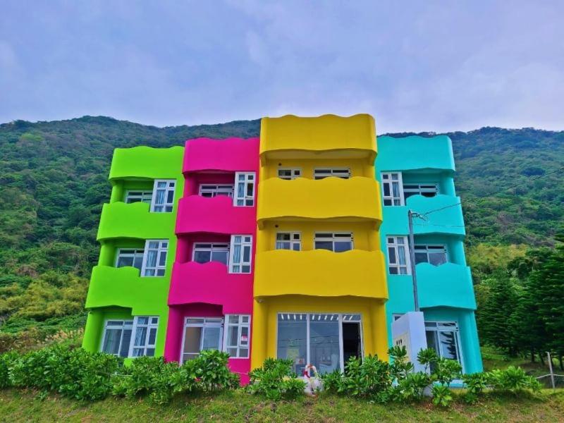 a building painted in different colors at Sky Castle Homestay in Fengbin