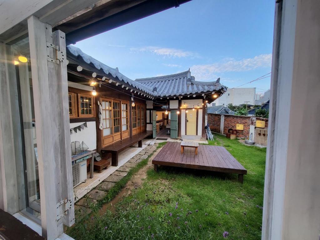 Κήπος έξω από το Hundred Years Hanok