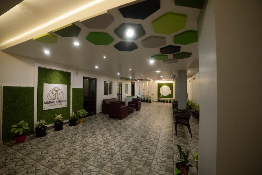 lobby biurowe z zielonym i białym sufitem w obiekcie MURALI KRISHNA APART HOTEL w mieście Kakinada