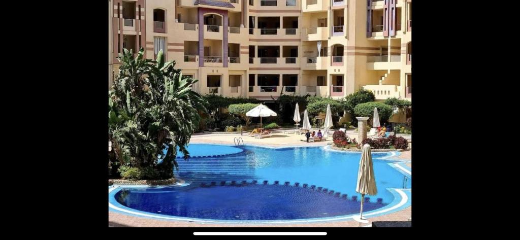 Bazén v ubytování Binishty hurghada apartment nebo v jeho okolí