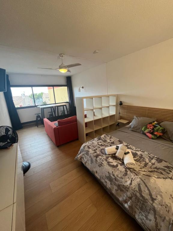 Кровать или кровати в номере Appartement confortable, petite vue mer et piscine Cassis