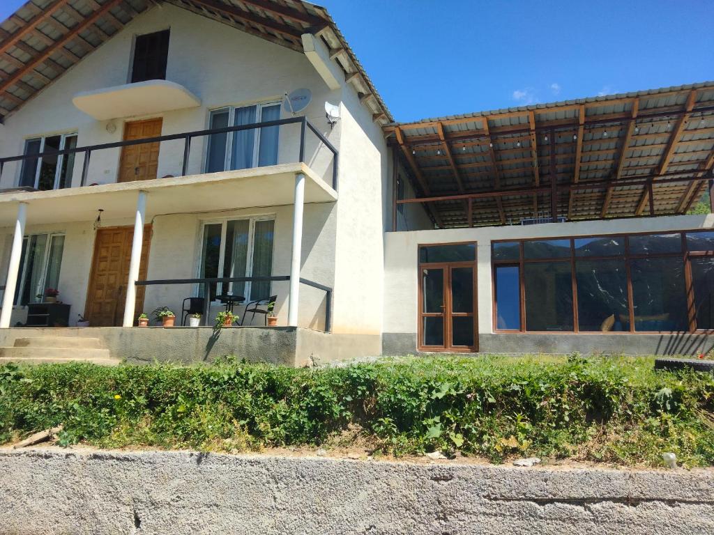 Cette maison dispose d'une grande fenêtre et d'un balcon. dans l'établissement Melen, à Mestia