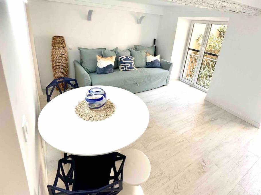 un salon avec une table blanche et un canapé dans l'établissement Nouveau - Nice Mamac - centre, à Nice