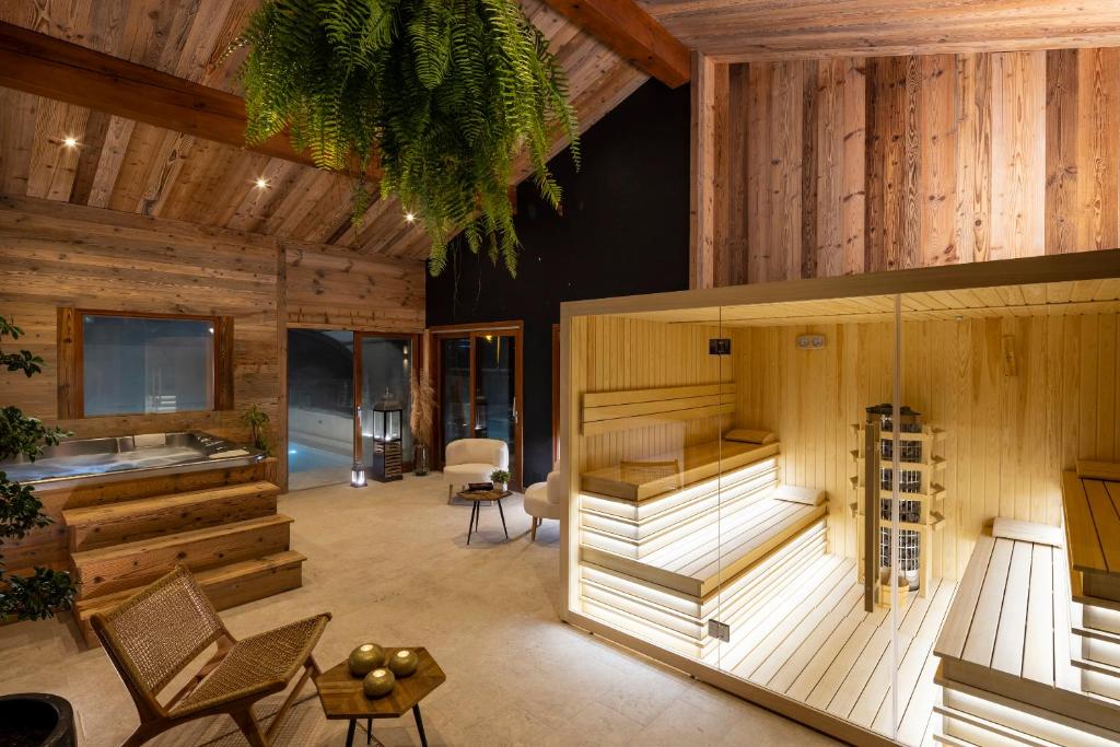 um quarto amplo com paredes e tectos em madeira em Hôtel et Spa Le Vermont em Le Grand-Bornand