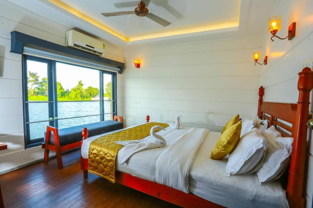 una camera da letto con un letto con cigni sopra di Honeymoon Houseboat a Alleppey