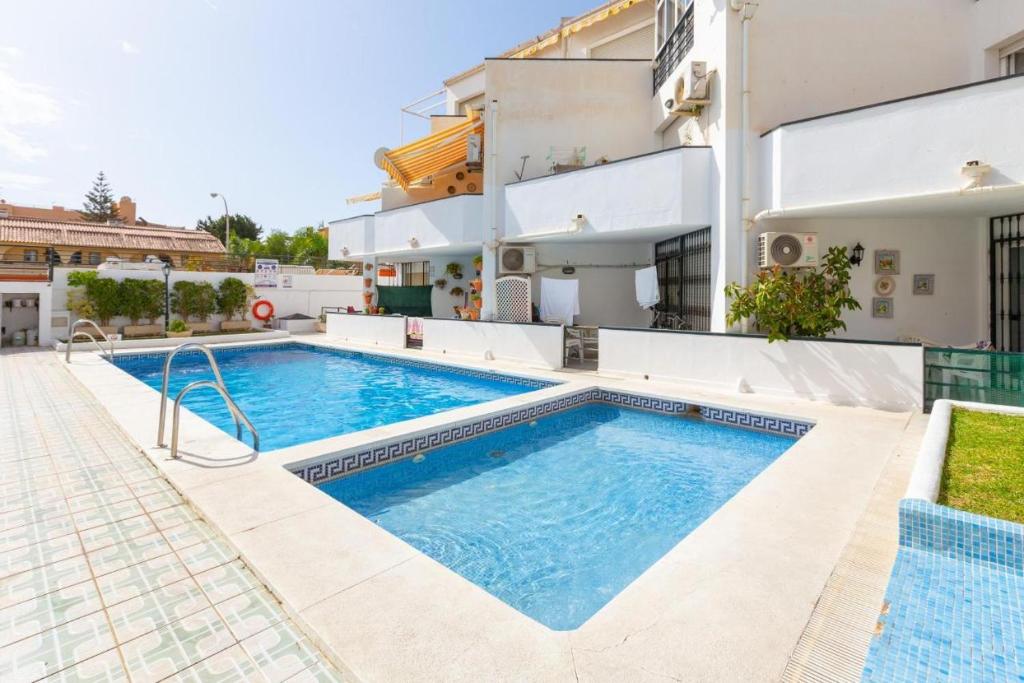 Bazén v ubytovaní La Carihuela Ethnic Apartment Torremolinos alebo v jeho blízkosti