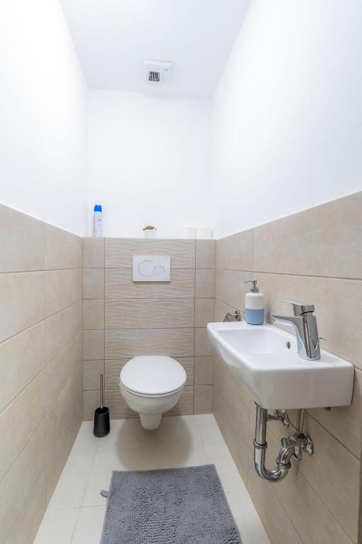 Kúpeľňa v ubytovaní Cruiser Apartmanok Siófok By BLTN