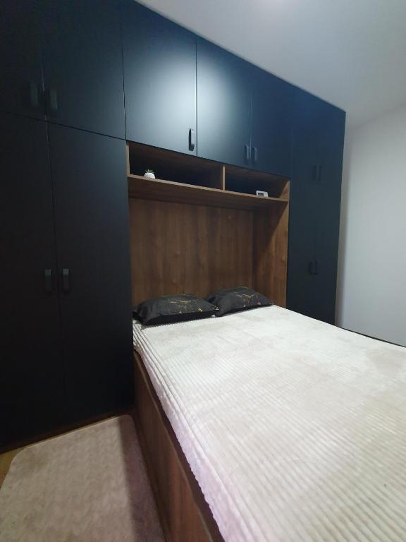 A bed or beds in a room at Apartmani Gavric Borovi 2