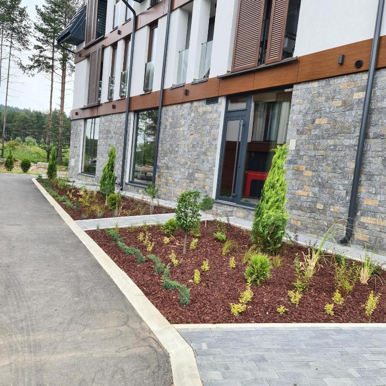 A garden outside Apartmani Gavric Borovi 2