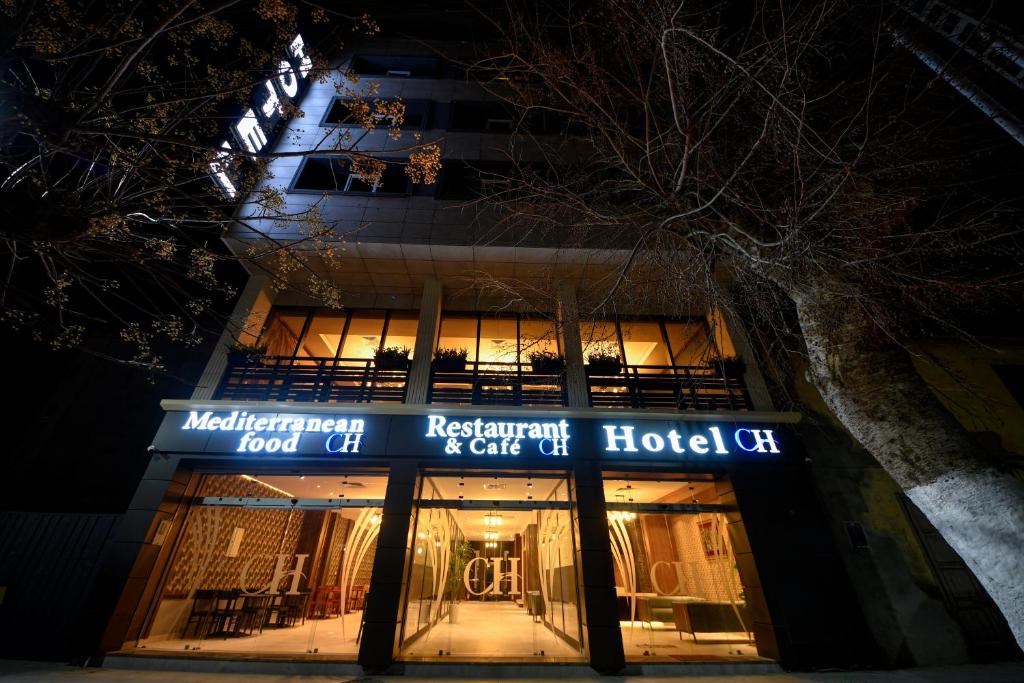 un bâtiment avec un panneau à l'avant dans l'établissement Hotel Chaker, à Batna