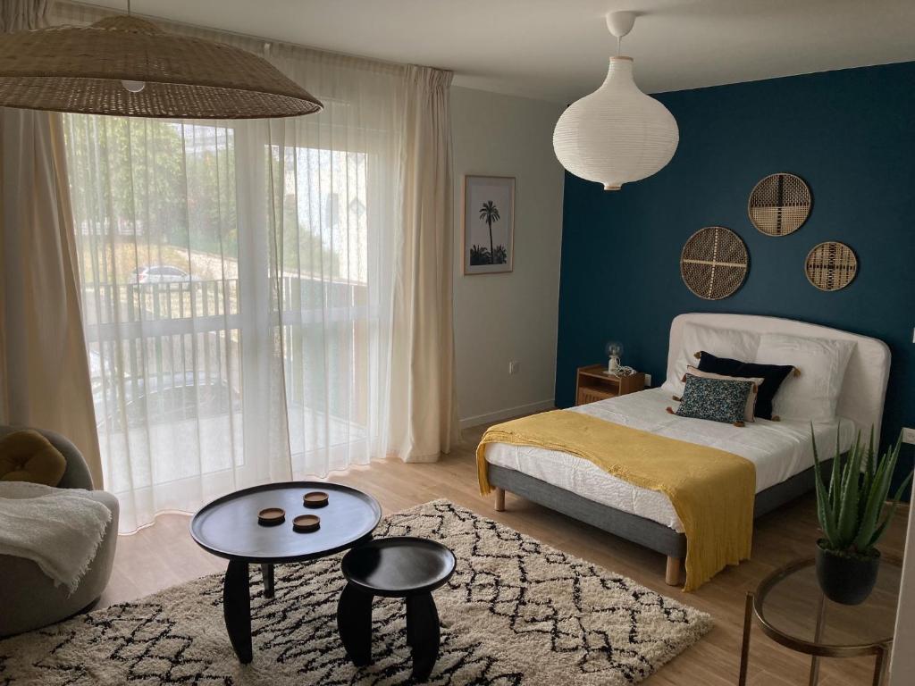 1 dormitorio con cama y pared azul en CAZAM VERNON-GIVERNY en Vernon