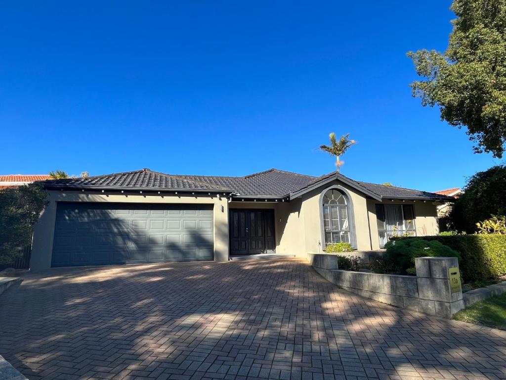 珀斯Applecross 2 Bedrooms by Swan River的一栋带车库的白色大房子