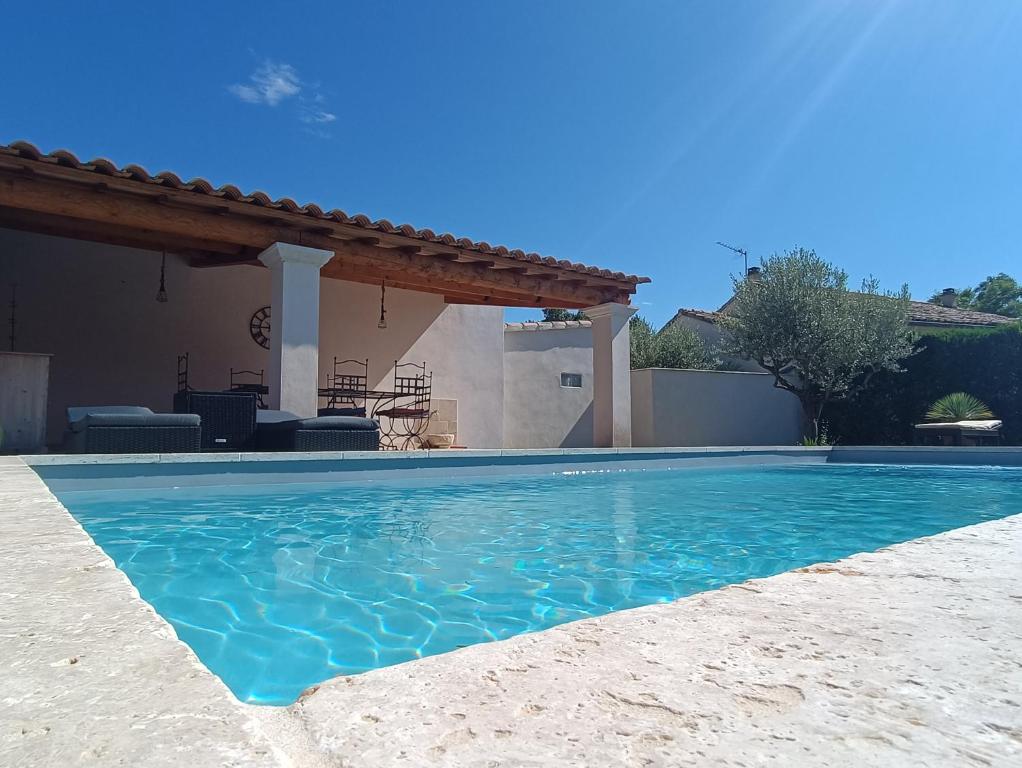 une piscine devant une maison dans l'établissement la maison de celine, à Beaumes-de-Venise
