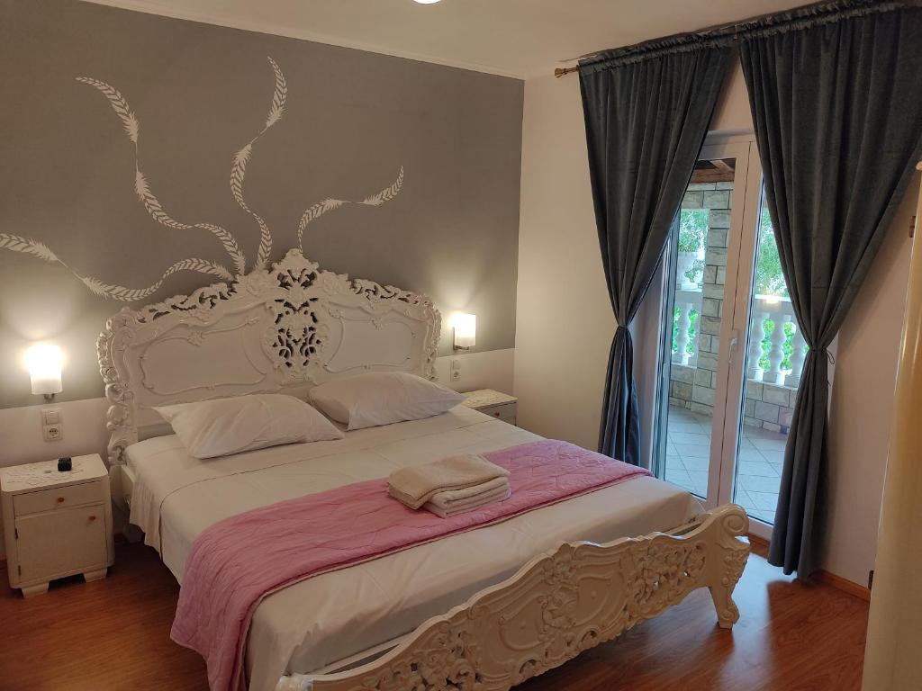 Un pat sau paturi într-o cameră la Apartments Milka