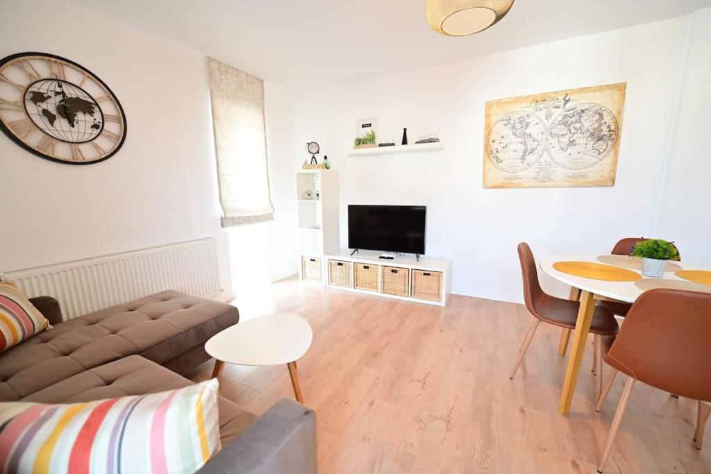 una sala de estar con un sofá y una mesa en Spacious and comfy in Sibiu, en Sibiu