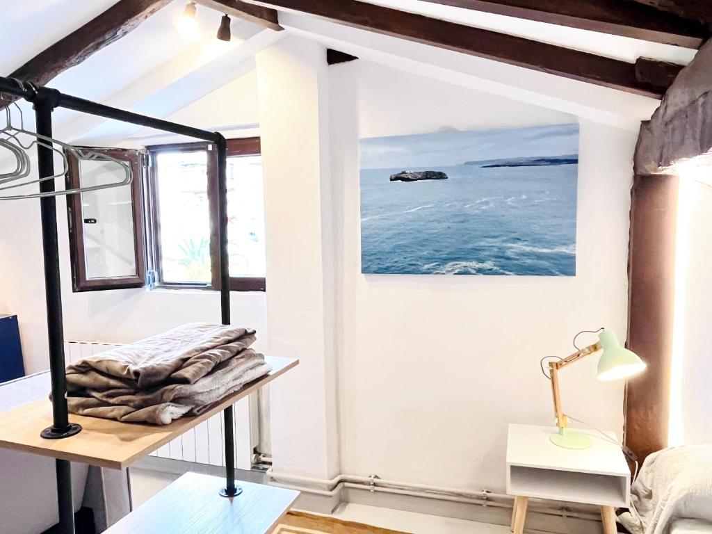 um quarto com vista para o oceano em Loft buhardilla en perfecta ubicación em Santander