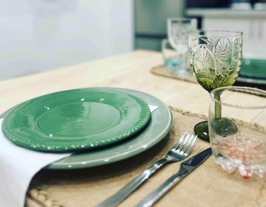 un plato verde y un vaso sobre una mesa en Casa da Grota do Bravo, en Nordeste