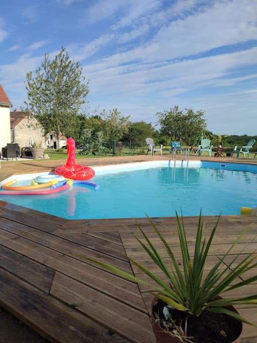- une piscine avec un jouet gonflable au milieu dans l'établissement Gîte Chez Paulette, à Mareuil-sur-Cher