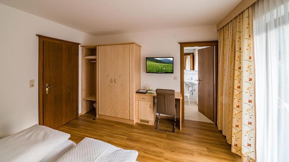 TV a/nebo společenská místnost v ubytování Pension und Appartement Weinschreiber