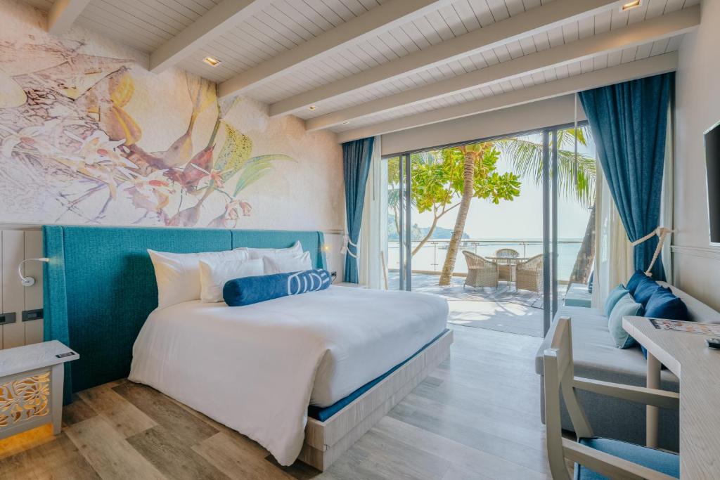 Postel nebo postele na pokoji v ubytování Hotel Tide Phuket Beachfront