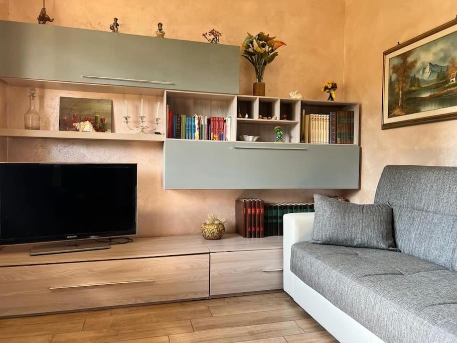 a living room with a couch and a flat screen tv at Appartamento Altopascio sulla Francigena in Spianate