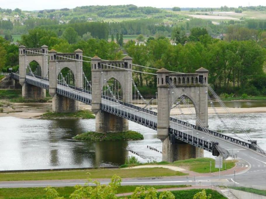 un puente sobre un río con una carretera en Langeais - Gîte des Culeveaux, en Langeais