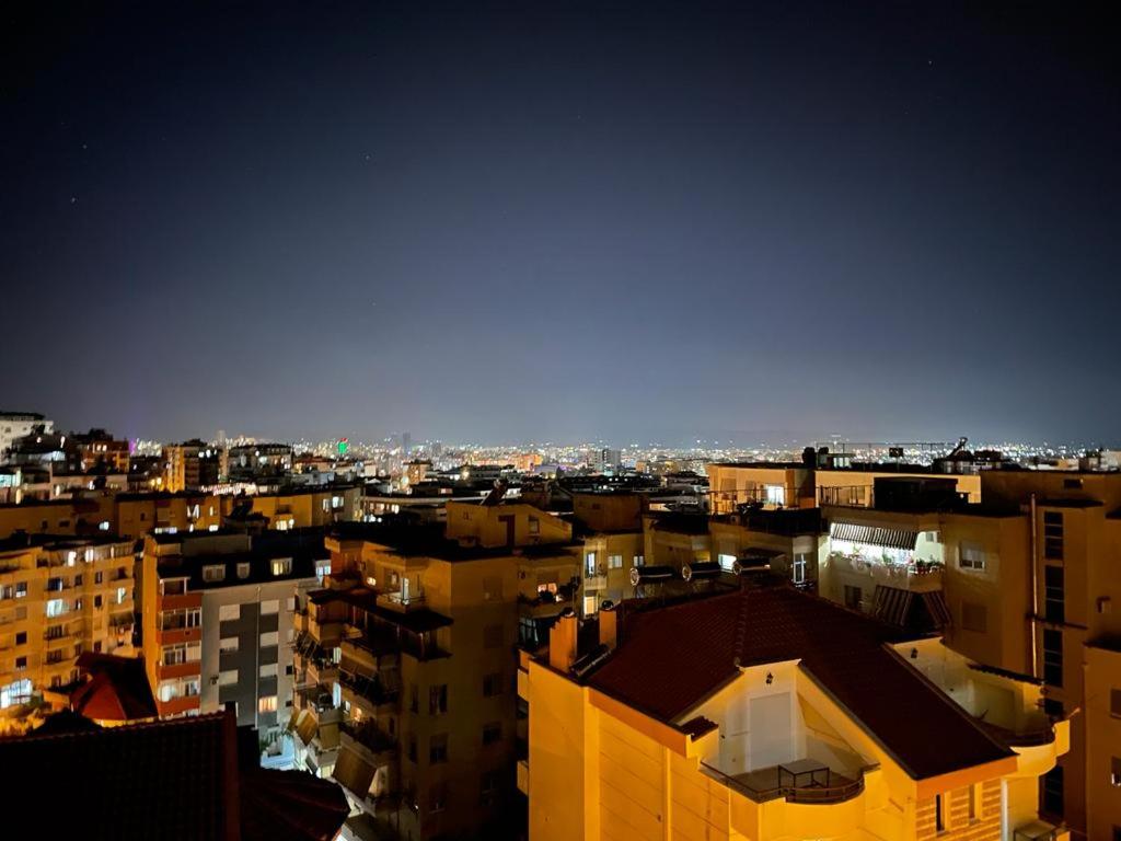 vistas a una ciudad por la noche con edificios en Tirana’s Elevated Apartment en Tirana